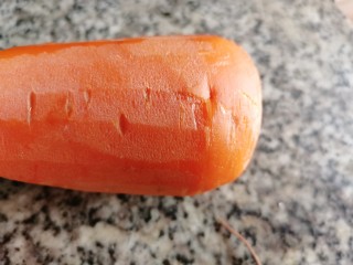 胡萝卜馒头,胡萝卜清洗干净，再去皮