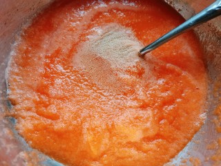 胡萝卜馒头,再加入白糖，酵母搅拌均匀