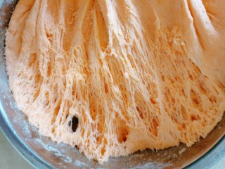 胡萝卜馒头,盖上保鲜膜放至常温发酵至两倍大，发酵好的面团像蜂巢一样的