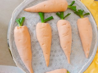 胡萝卜馒头,做好后把它们放入蒸笼上进行二次发酵