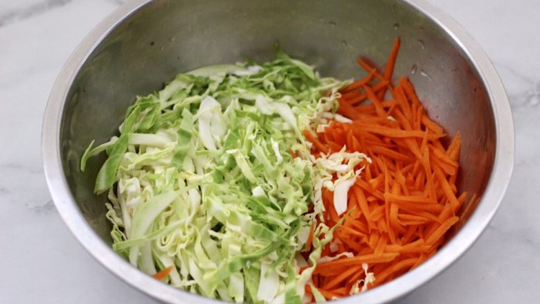 包菜虾皮菜团子,切好的包菜和胡萝卜，放入容器中。