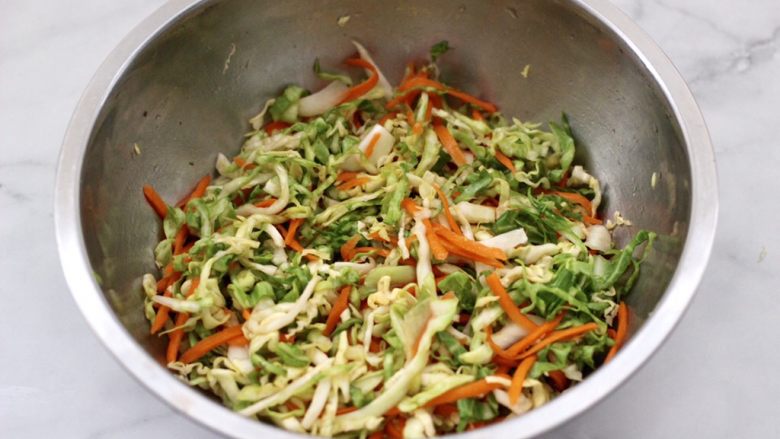 包菜虾皮菜团子,用手抓匀腌制10分钟。