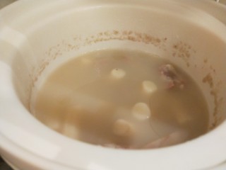 山药猪骨汤,加入适量盐，味精倒入汤锅，撒上香葱即可。