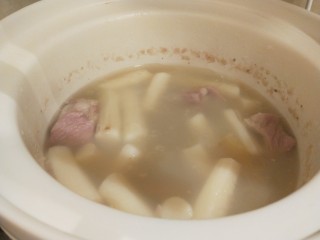 山药猪骨汤,熬制好的骨汤。