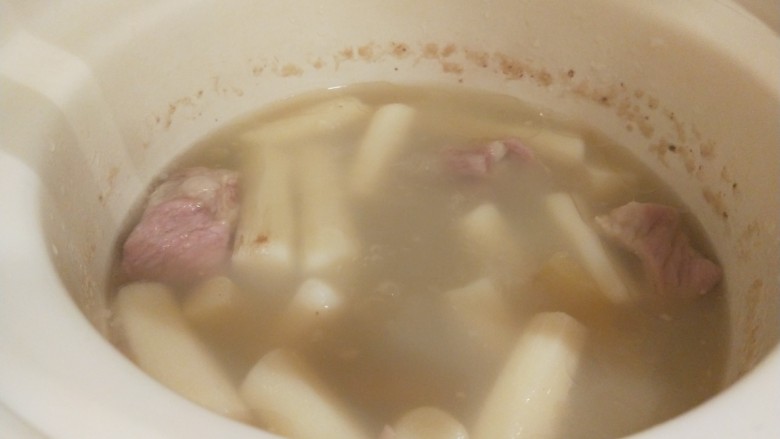 山药猪骨汤,熬制好的骨汤。