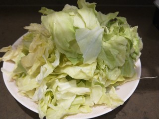 白菜炒木耳,白菜切成块。