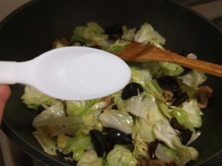 白菜炒木耳,加入适量盐。