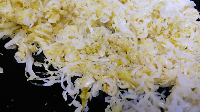 酸菜炖粉条,放入酸菜丝，文火翻炒均匀，炒掉酸菜的一些水份，炒出微酸的味道。