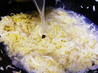 酸菜炖粉条,加入煮脊骨的汤汁。