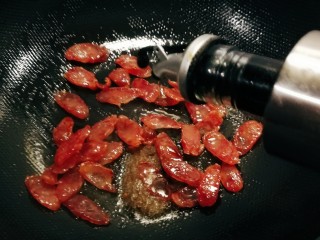 尖椒炒腊肉,倒入酱油。