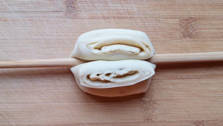 椒盐花卷,将两个小剂子摞起来，用筷子从中间压一下。