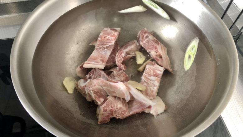 酸菜炖粉条➕酸菜猪骨炖粉条,猪骨冷水下锅，加两片姜片几片葱白段