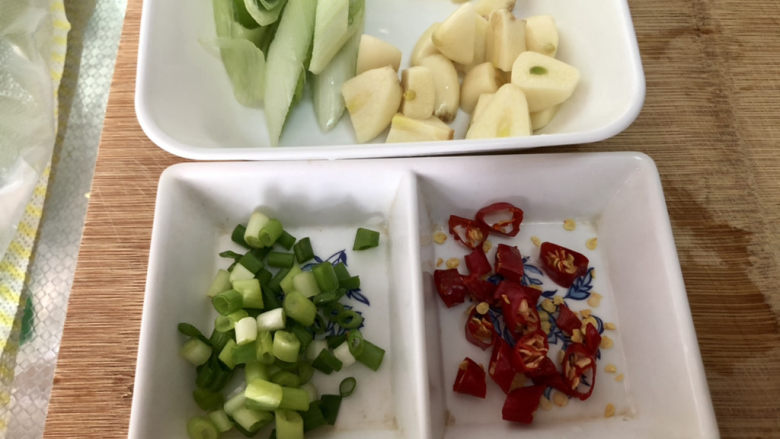 酸菜炖粉条➕酸菜猪骨炖粉条,小葱切末，小米辣切圈，蒜切大蒜粒