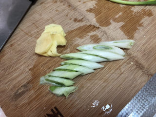 酸菜炖粉条➕酸菜猪骨炖粉条,葱白切斜段，姜切片