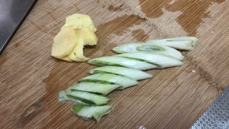 酸菜炖粉条➕酸菜猪骨炖粉条,葱白切斜段，姜切片