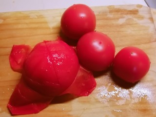 番茄豆腐汤,番茄用开水烫一下容易剥皮  切小块备用。