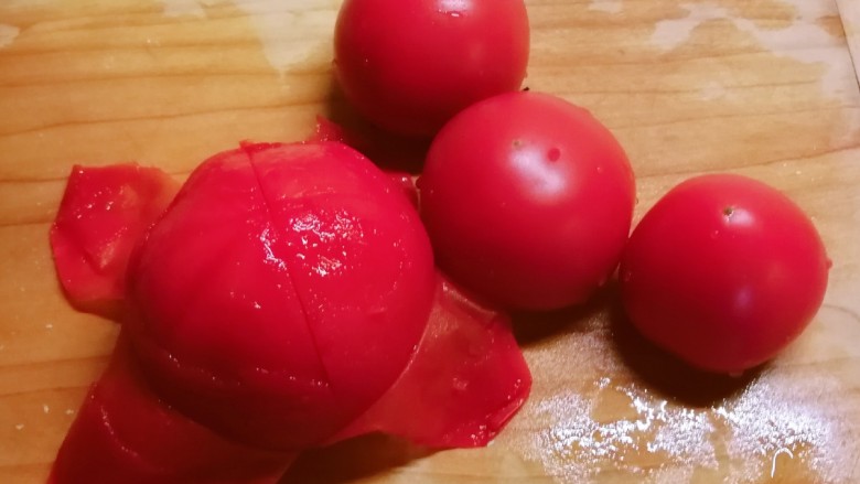 番茄豆腐汤,<a style='color:red;display:inline-block;' href='/shicai/ 59'>番茄</a>用开水烫一下容易剥皮  切小块备用。