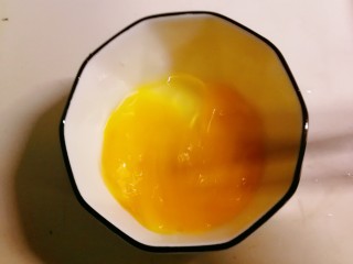 番茄豆腐汤,鸡蛋敲入碗中，打散备用。
