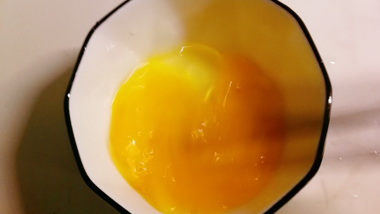 番茄豆腐汤,<a style='color:red;display:inline-block;' href='/shicai/ 9'>鸡蛋</a>敲入碗中，打散备用。