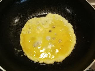 番茄豆腐汤,起油锅放入食用油，油热之后放入蛋液。