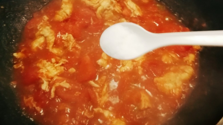 番茄豆腐汤,放入盐。