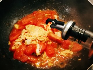 番茄豆腐汤,番茄变软后放入生抽。