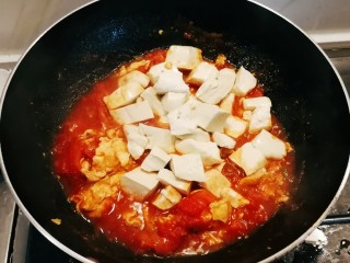 番茄豆腐汤,放入豆腐。