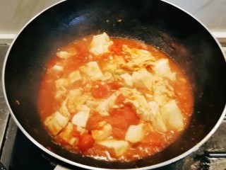 番茄豆腐汤,大火烧开，转中小火煮3分钟。
