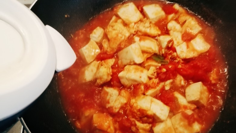 番茄豆腐汤,倒入适量清水。