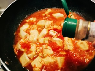 番茄豆腐汤,放入胡椒粉，关火出锅。