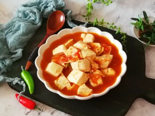番茄豆腐汤,盛入汤碗里，上桌食用。