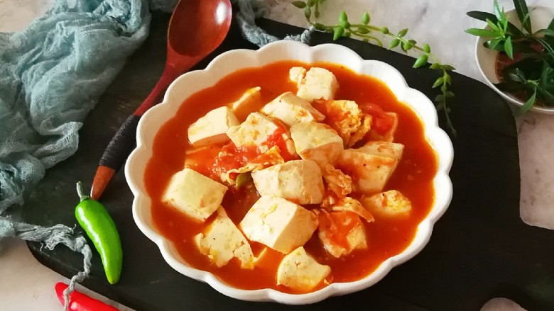 番茄豆腐汤,盛入汤碗里，上桌食用。