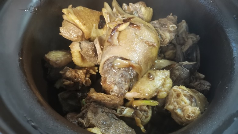 麻鸭炖土豆,放入砂锅中