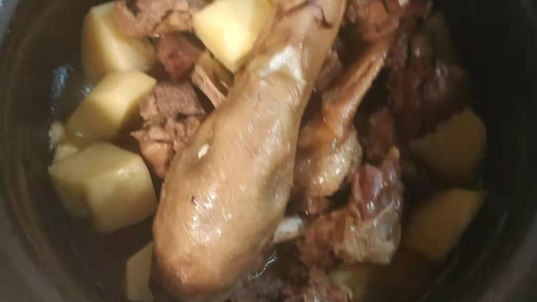 麻鸭炖土豆,剩下20分钟时加入土豆