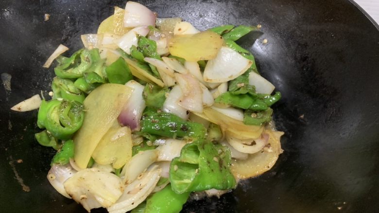 尖椒土豆片,加入少许清水，以免糊锅底
