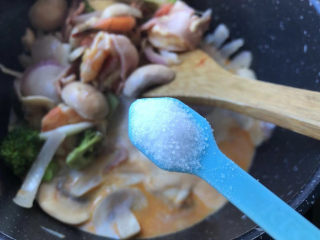 奶油培根虾仁意面,放小勺细盐炒匀。
