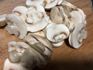 奶油培根虾仁意面,蘑菇浸泡清洗干净后薄片。