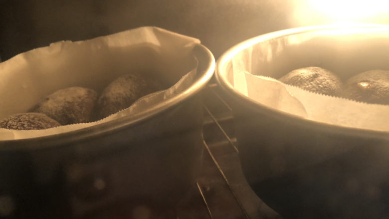 巧克力爆浆面包,烤箱预热170度，烤约20分钟。