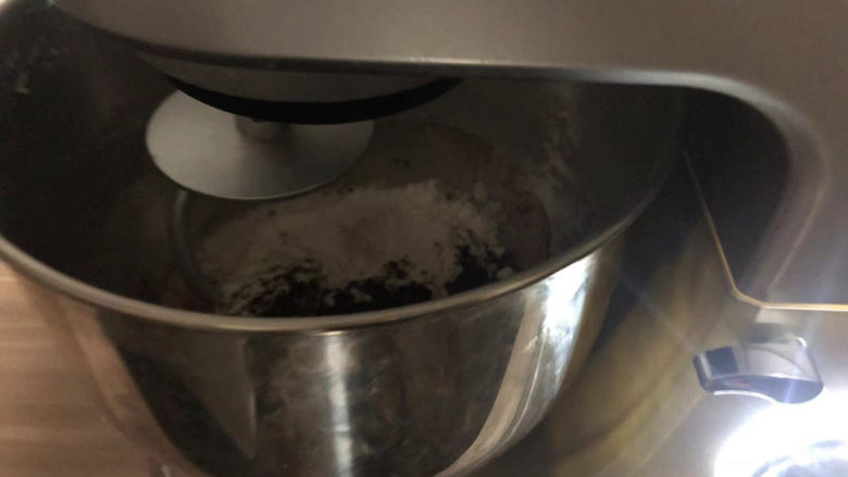巧克力爆浆面包,厨师机揉面，到能拉出比较厚的膜。