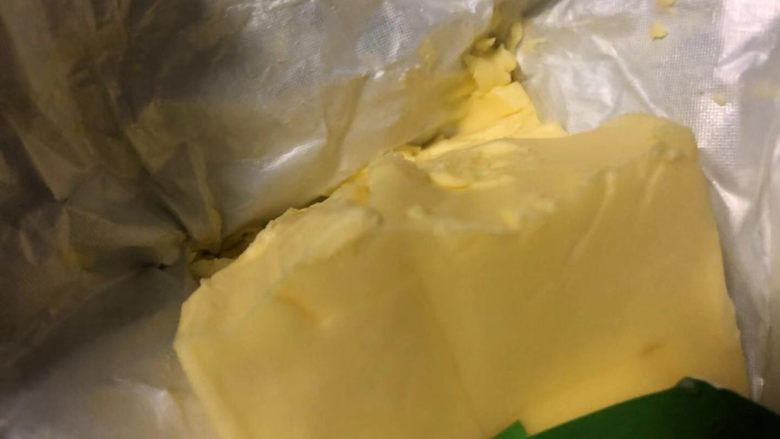 巧克力爆浆面包,再加入软化的黄油继续揉至出薄膜的状态。