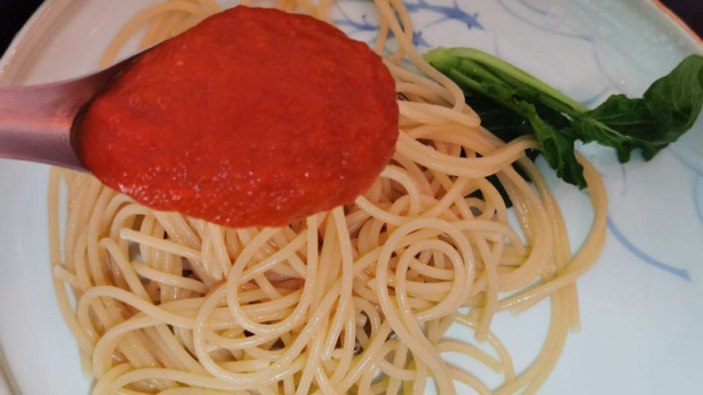 培根意大利面,捞出面条，淋上番茄酱，再加上冬笋与培根