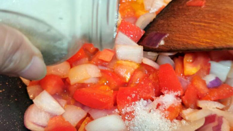 培根意大利面,锅中放油炒香西红柿与洋葱并加点糖