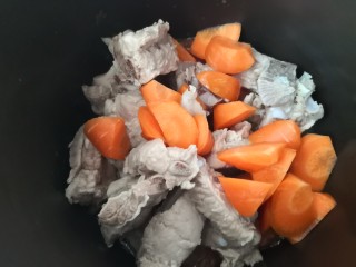 山药猪骨汤,倒入砂锅里，再把排骨和胡萝卜也一同倒入砂锅里