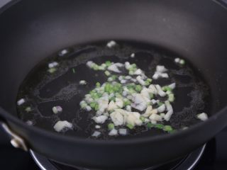 番茄豆腐汤,锅里烧热油，爆香蒜末和葱白