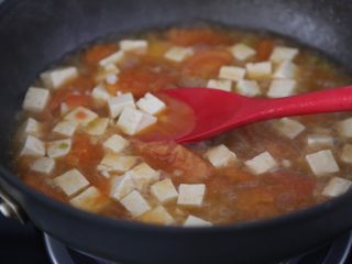 番茄豆腐汤,翻拌均匀继续煮一会