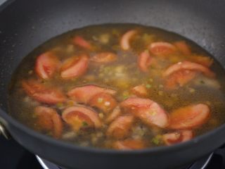 番茄豆腐汤,倒入水煮开