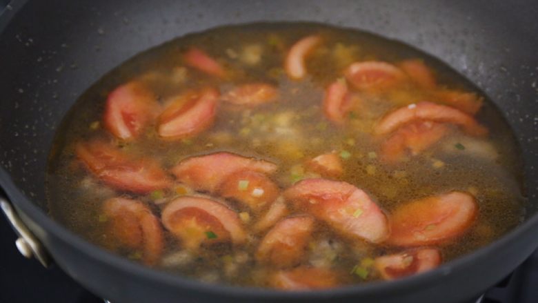 番茄豆腐汤,倒入水煮开