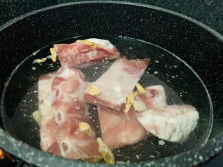 山药猪骨汤,同时下入猪骨，冷水下锅，去除腥味