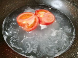 番茄豆腐汤,再放入开水里烫两三分钟