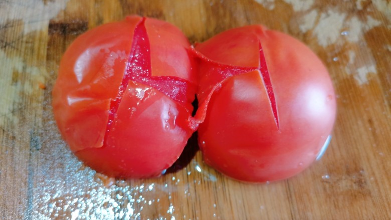 番茄豆腐汤,皮裂开后把番茄捞出来